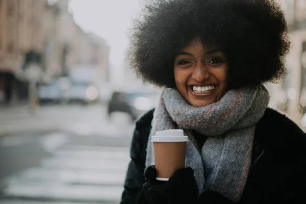 Schöne Mädchen mit Afro-Frisur zu Fuß auf der Straße — Stockfoto