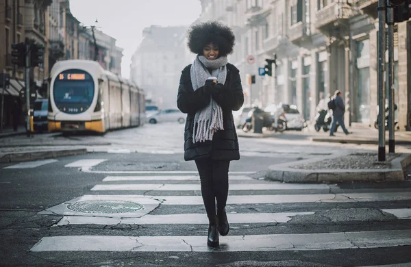 Fata frumoasa cu afro tunsoare de mers pe jos pe stradă — Fotografie, imagine de stoc