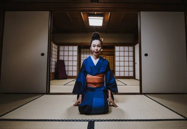 Bela mulher japonesa em uma casa japonesa tradicional Imagens De Bancos De Imagens Sem Royalties