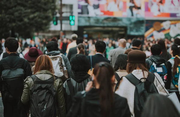 Masa de personas cruzando la calle en Tokio — Foto de Stock