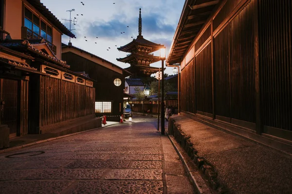 Kyoto templom pagoda a falu utcáin — Stock Fotó