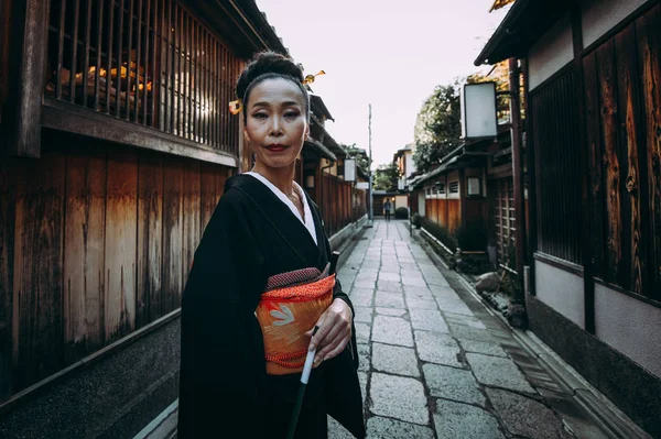 美しい日本の年配の女性は村のウォーキングします。典型的です — ストック写真