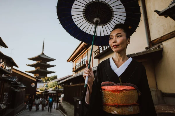 Köyde yürüyüş güzel Japon kadın kıdemli. Tipik — Stok fotoğraf