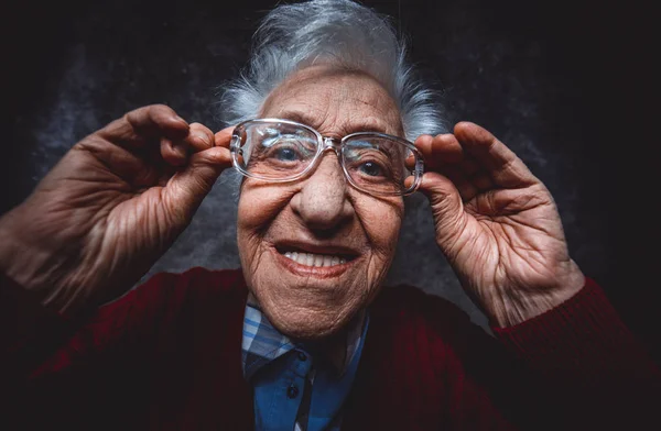 Retrato da avó no estúdio. Conceitos sobre antiguidade — Fotografia de Stock