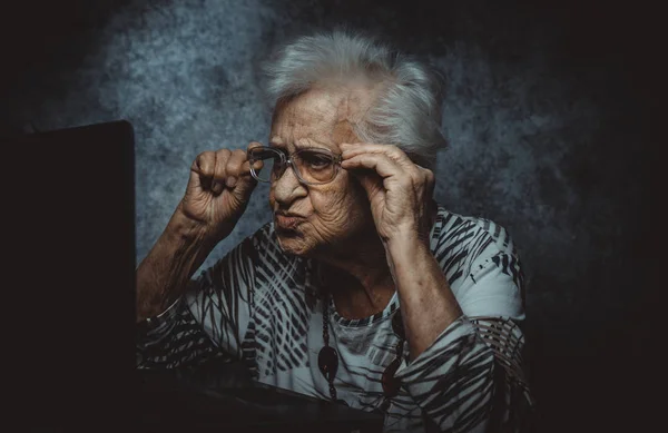 Büyükanne portre stüdyo ayarlayın. Kıdem hakkındaki kavramları — Stok fotoğraf
