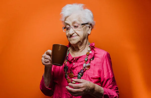 Mormor porträtt i studion. Begrepp om företräde — Stockfoto