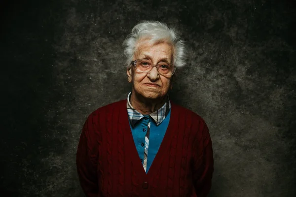 Retrato da avó no estúdio. Conceitos sobre antiguidade — Fotografia de Stock