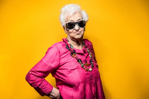 Ritratto della nonna ambientato nello studio. Concetti di anzianità — Foto Stock