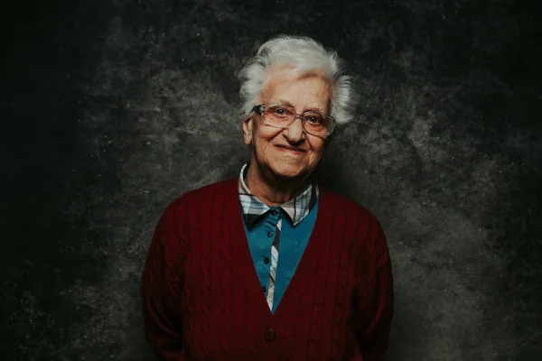 Бабусиний портрет встановлено в студії. Концепції стажування — стокове фото
