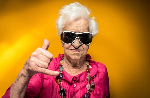 Retrato de abuela ambientado en el estudio. Conceptos sobre la antigüedad — Foto de Stock