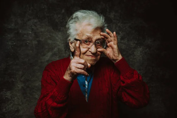 Retrato de abuela ambientado en el estudio. Conceptos sobre la antigüedad —  Fotos de Stock