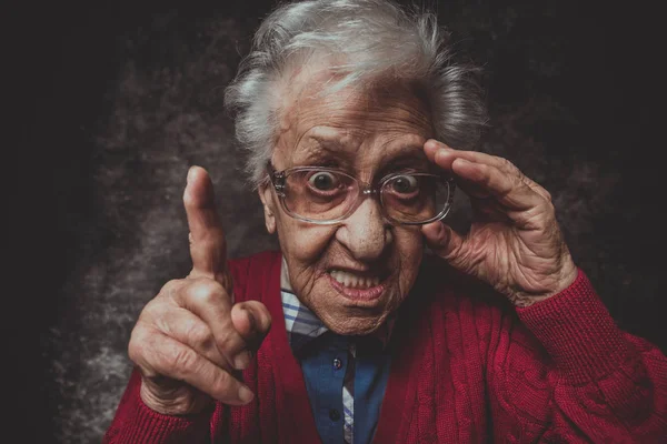 Retrato da avó no estúdio. Conceitos sobre antiguidade — Fotografia de Stock