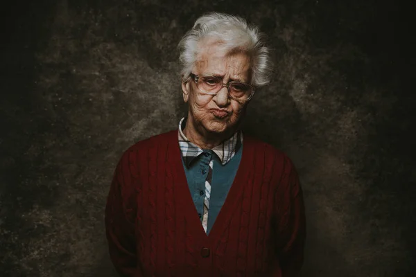 Büyükanne portre stüdyo ayarlayın. Kıdem hakkındaki kavramları — Stok fotoğraf