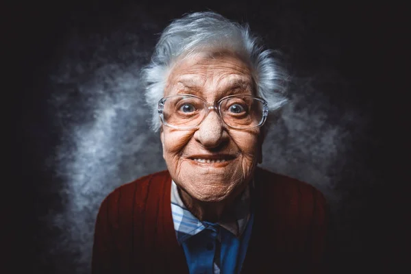 Retrato de abuela ambientado en el estudio. Conceptos sobre la antigüedad —  Fotos de Stock