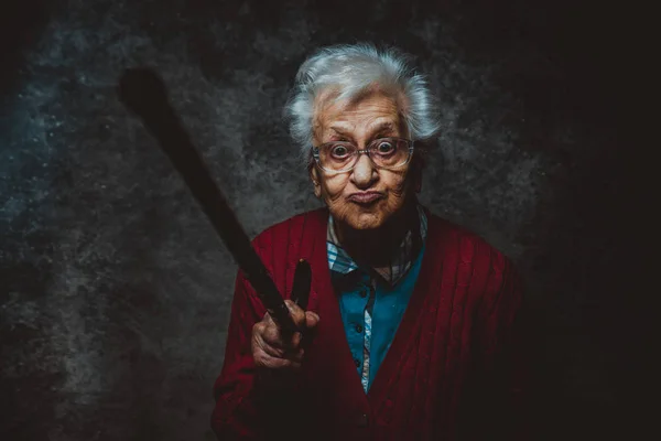 Ritratto della nonna ambientato nello studio. Concetti di anzianità — Foto Stock