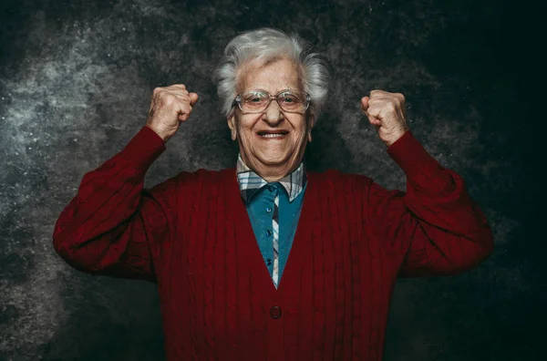 Retrato da avó no estúdio. Conceitos sobre antiguidade — Fotografia de Stock