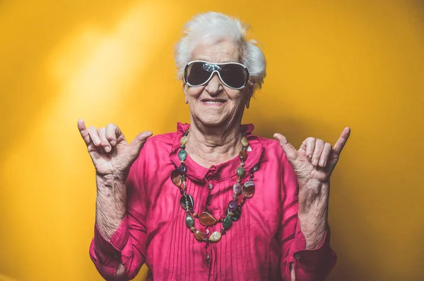 Grootmoeder portret instellen in de studio. Concepten over anciënniteit — Stockfoto