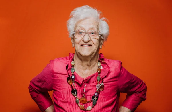 Großmutters Porträt spielt im Atelier. Konzepte zum Thema Dienstalter — Stockfoto