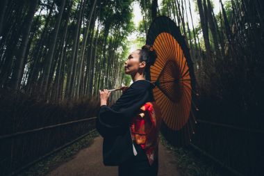 Güzel Japon kadın bambu ormanında yürüyüş kıdemli