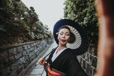Köyde yürüyüş güzel Japon kadın kıdemli. Tipik 