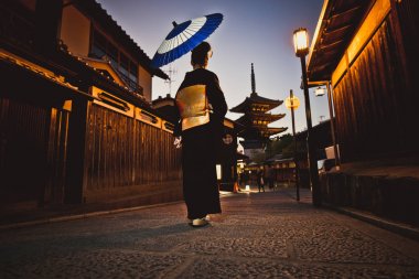 Köyde yürüyüş güzel Japon kadın kıdemli. Tipik 