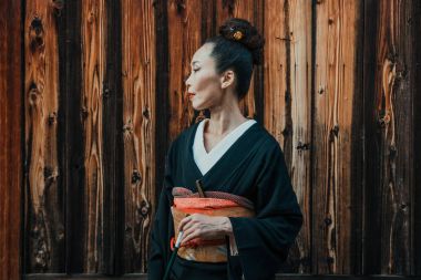 Köyde yürüyüş güzel Japon kadın kıdemli. Tipik 