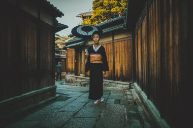 Köyde yürüyüş güzel Japon kadın kıdemli. Tipik 