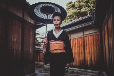 Köyde yürüyüş güzel Japon kadın kıdemli. Tipik 