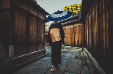 Köyde yürüyüş güzel Japon kadın kıdemli. Tipik 