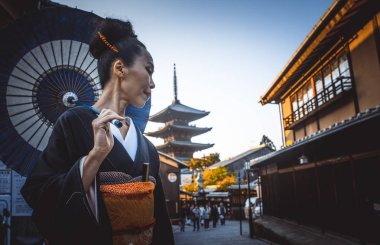 Köyde yürüyüş güzel Japon kadın kıdemli. Tipik 