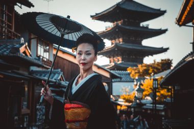 Köyde yürüyüş güzel Japon kadın kıdemli. Tipik 