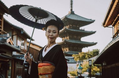 Köyde yürüyüş güzel Japon kadın kıdemli. Tipik 