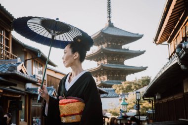 Köyde yürüyüş güzel Japon kadın kıdemli. Tipik 