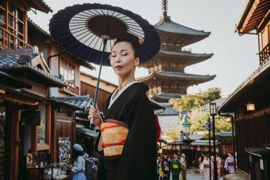 Köyde yürüyüş güzel Japon kadın kıdemli. Tipik 