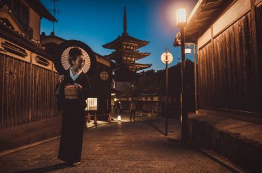 Köyde yürüyüş güzel Japon kadın kıdemli. Tipik 