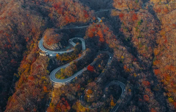 Jalan melengkung yang indah di pegunungan Nikko, Jepang. Tampilan udara — Stok Foto