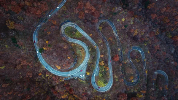 Pięknej ulicy krzywego na górze Nikko, Japonia. Widok z lotu ptaka — Zdjęcie stockowe