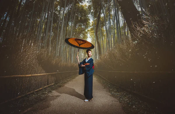 Gyönyörű japán vezető nő séta a bambusz erdőben — Stock Fotó