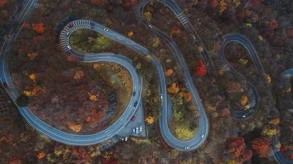 Bela rua curvilínea na montanha Nikko, Japão. Vista aérea — Fotografia de Stock