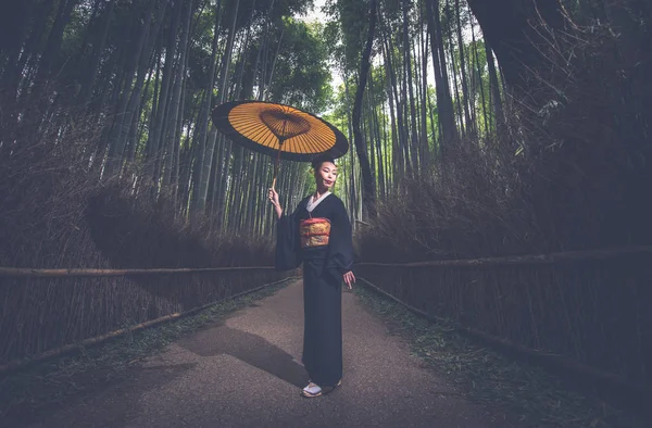 Hermosa japonesa mayor mujer caminando en el bosque de bambú — Foto de Stock