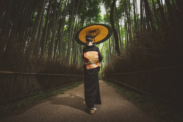 Bela japonesa sênior mulher andando na floresta de bambu — Fotografia de Stock
