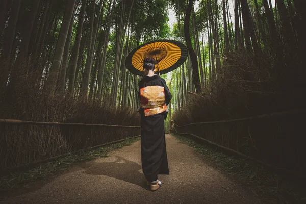 Güzel Japon kadın bambu ormanında yürüyüş kıdemli — Stok fotoğraf