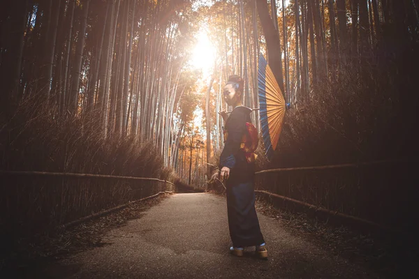 Bela japonesa sênior mulher andando na floresta de bambu — Fotografia de Stock