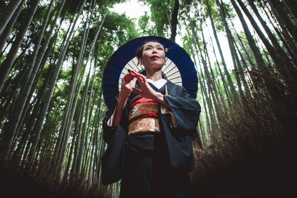 美しい日本の年配の女性の竹の森を歩く — ストック写真