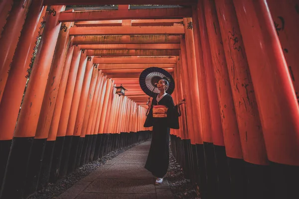 Hermosa japonesa mayor mujer caminando en el fushimi inari shr —  Fotos de Stock