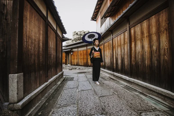 Wanita senior Jepang yang cantik berjalan di desa. Khas — Stok Foto