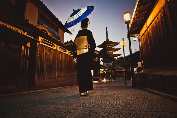Mooie Japanse senior vrouw lopen in het dorp. Typische — Stockfoto
