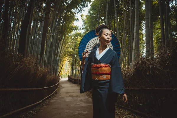 Hermosa japonesa mayor mujer caminando en el bosque de bambú — Foto de Stock