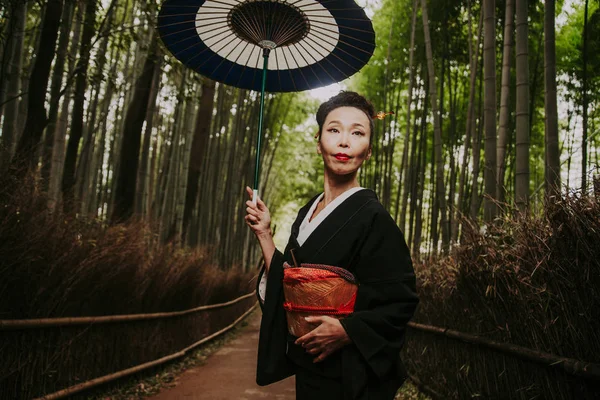 아름 다운 일본 고위 여자 대나무 숲에서 산책 — 스톡 사진