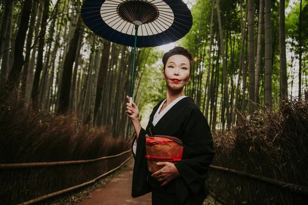 Mooie Japanse senior vrouw wandelen in het bamboebos — Stockfoto